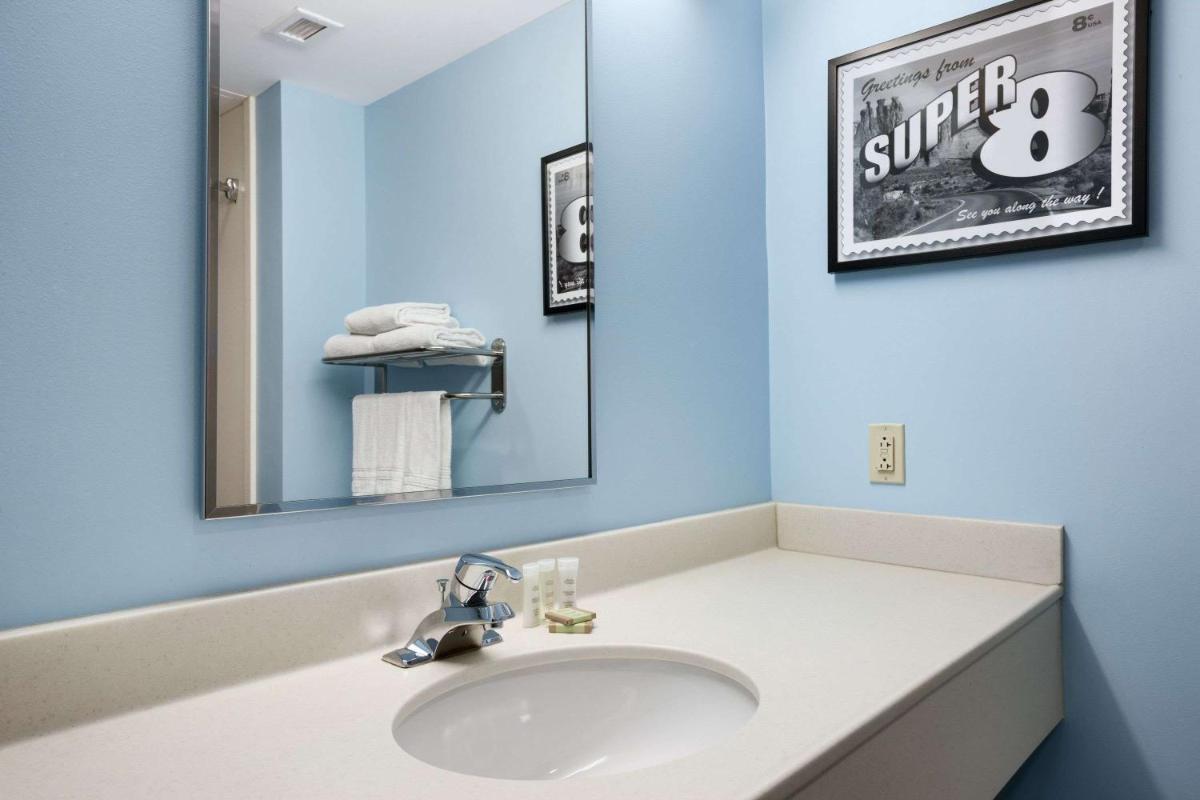 Super 8 by Wyndham Pennsville/Wilmington - Housity