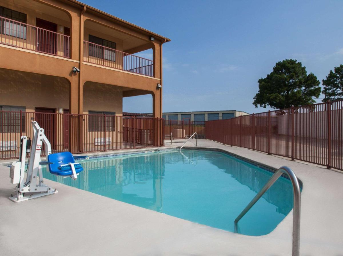Super 8 by Wyndham Bastrop TX - Housity