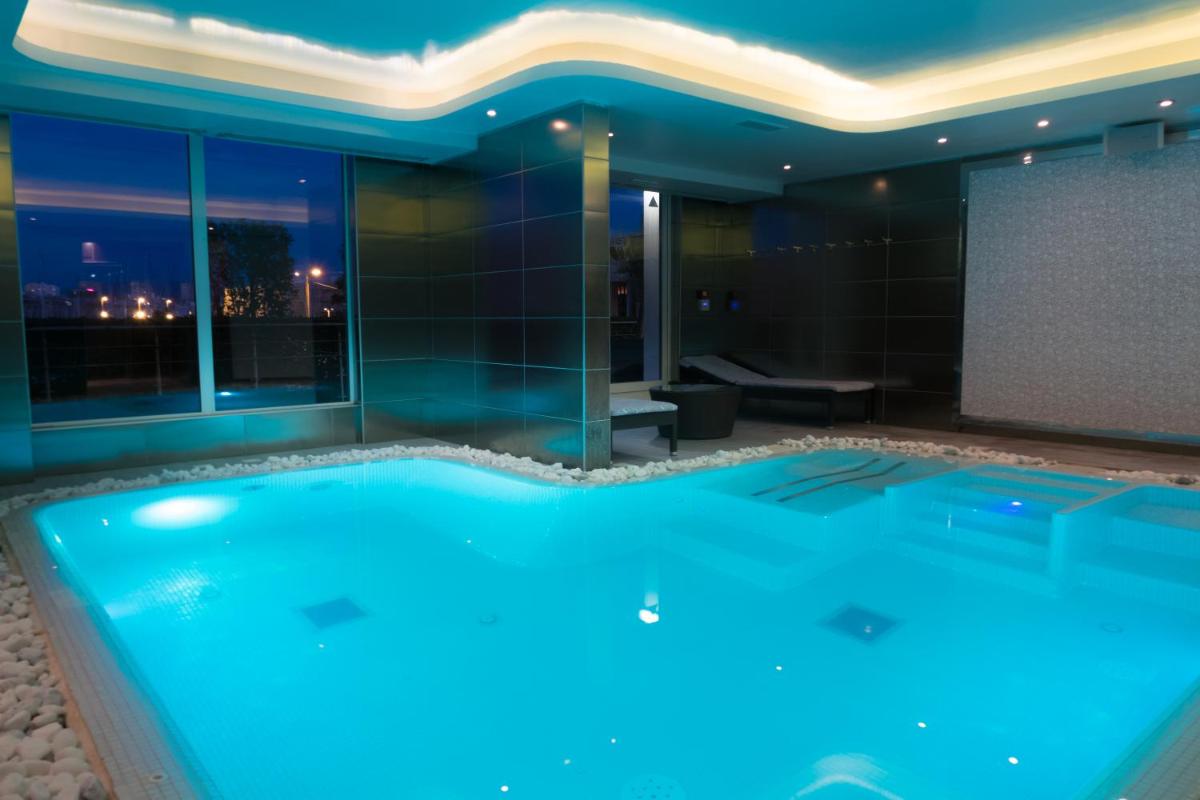 Piscine de l'établissement Sofitel Marseille Vieux-Port ou située à proximité