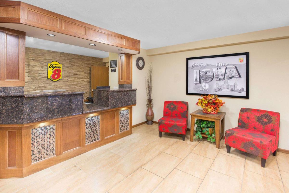 Super 8 by Wyndham Clive IA - Housity