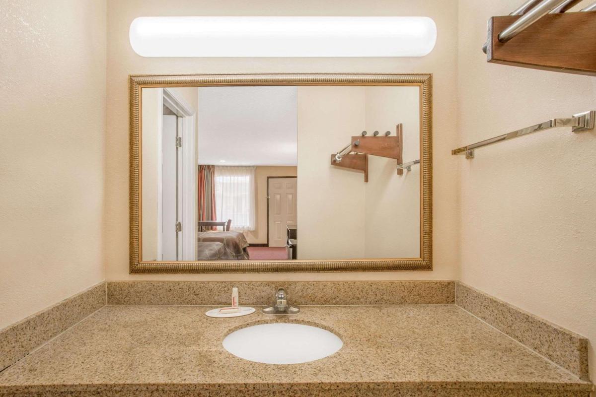 Super 8 by Wyndham Sumter - Housity