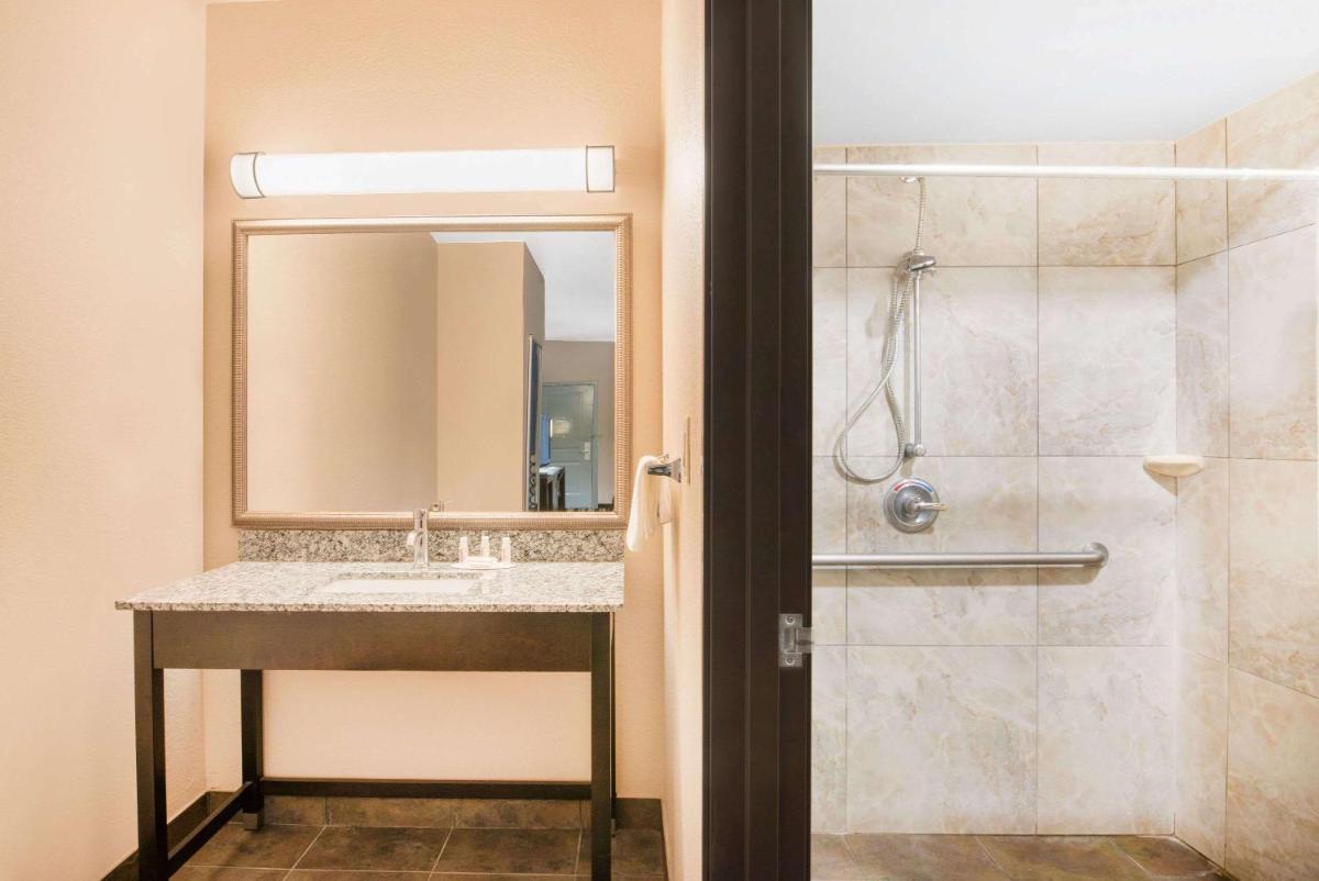 Super 8 by Wyndham Dilley TX - Housity