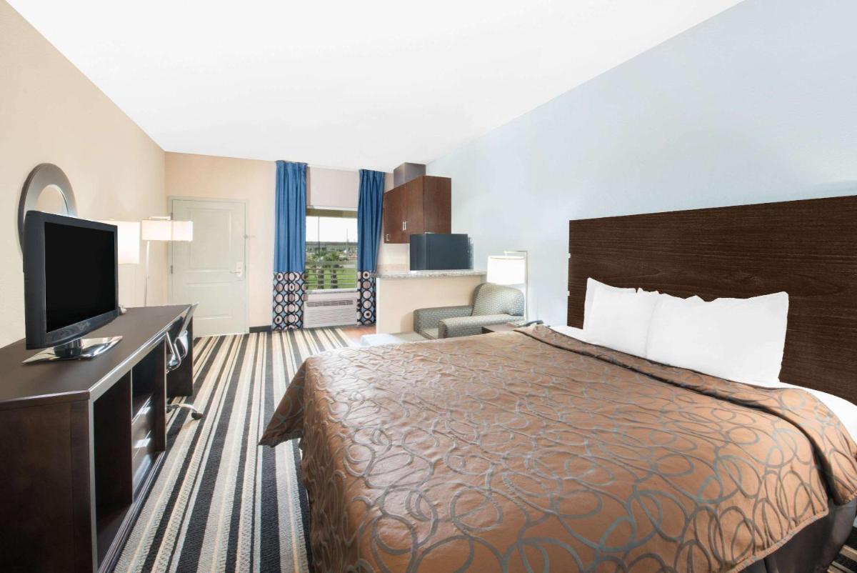 Super 8 by Wyndham Dilley TX - Housity