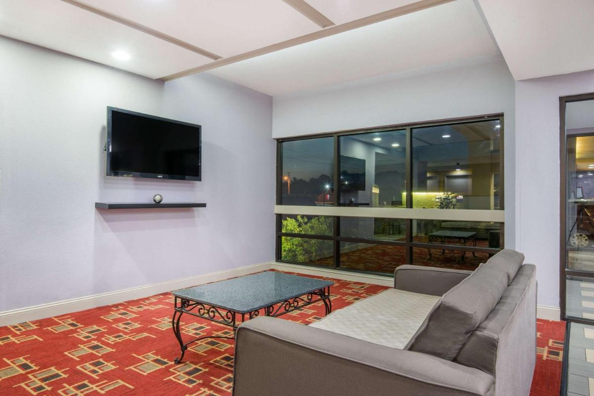 Super 8 by Wyndham Wichita South - Housity