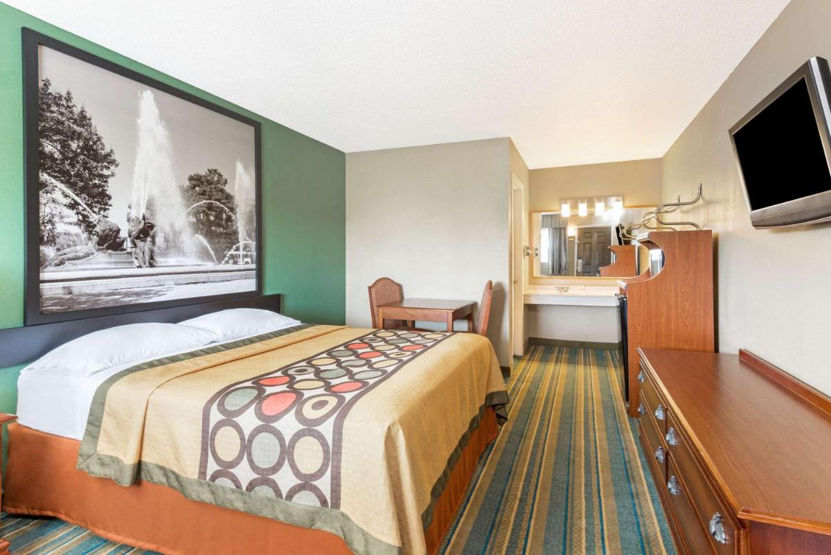 Super 8 by Wyndham Greencastle - Housity