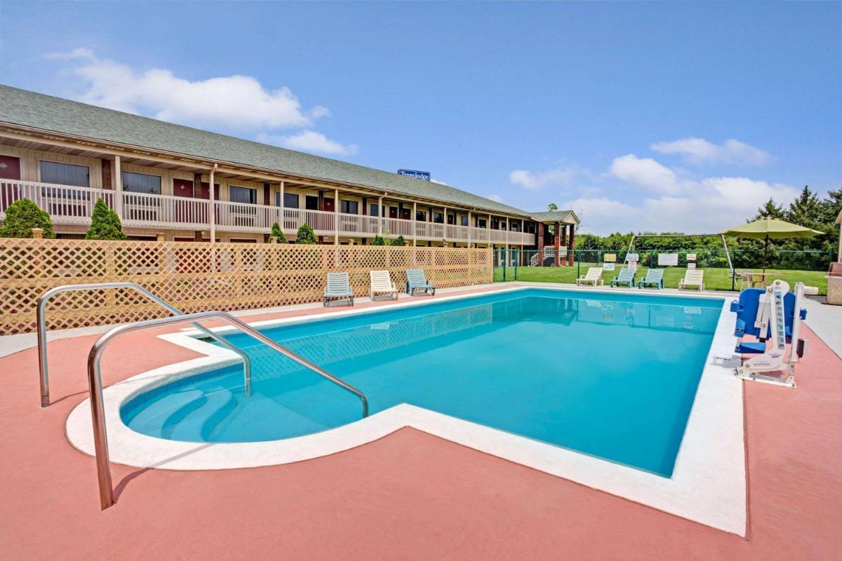 Travelodge by Wyndham Sellersburg - Housity