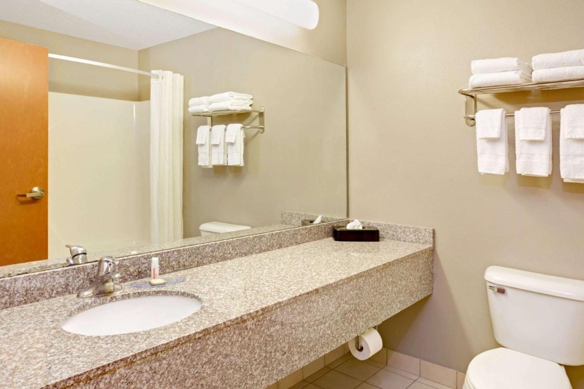 Super 8 by Wyndham South Bend - Housity