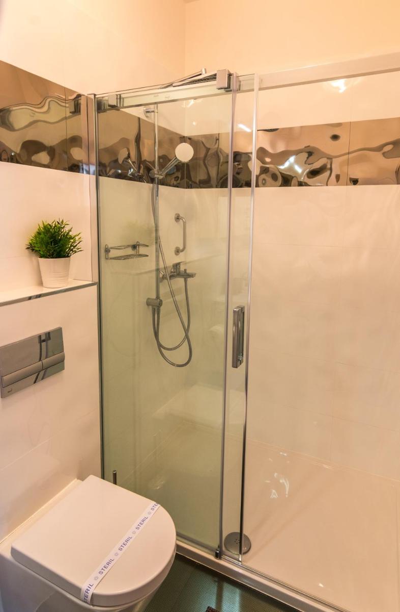 Dob Twenty Rooms - Housity