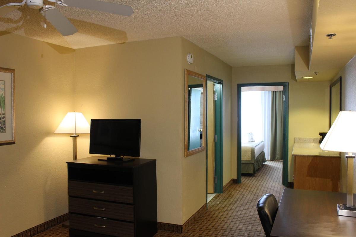 Baymont Inn & Suites by Wyndham Fort Myers I-75 - Housity