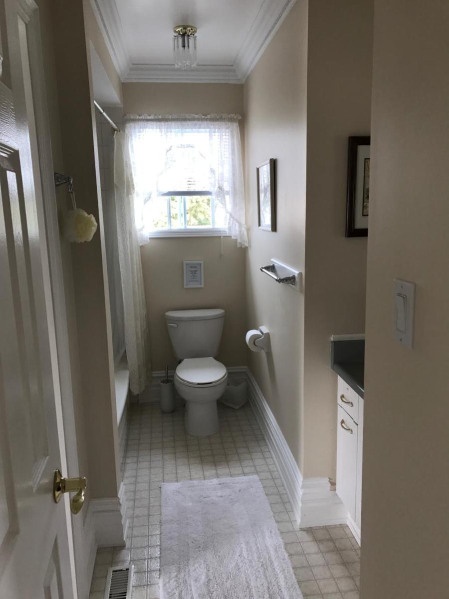Molly's Retreat B and B - Housity