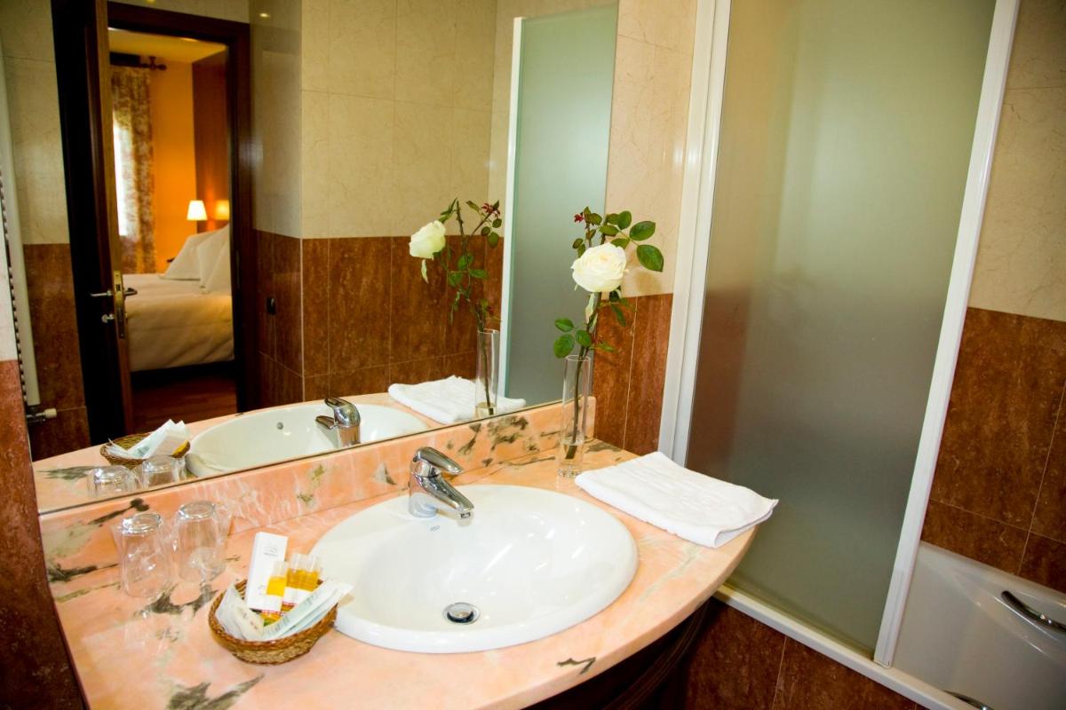 Un baño de Hotel Del Lago