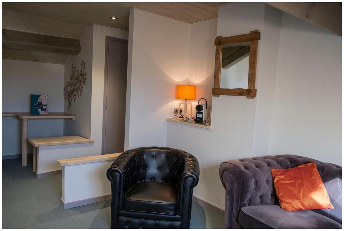 Coin salon dans l'établissement Hotel Corrieu