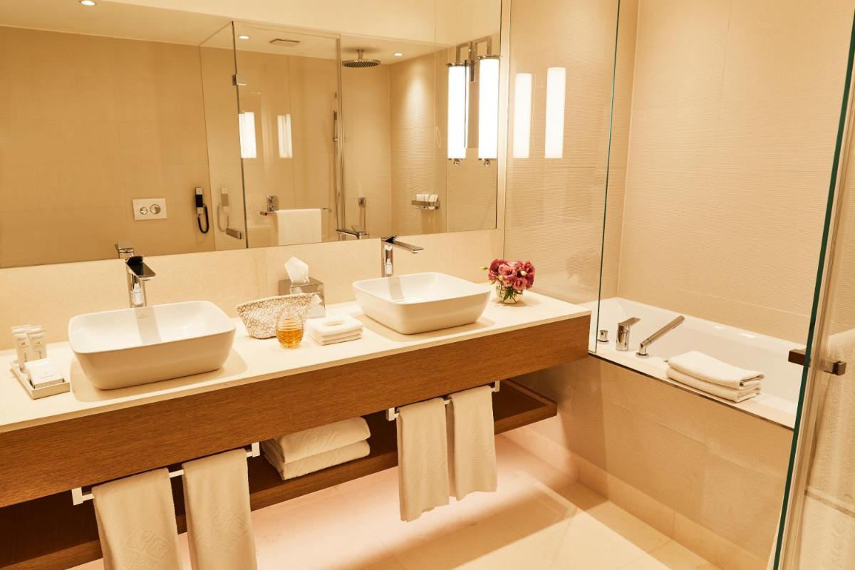 Ein Badezimmer in der Unterkunft Vier Jahreszeiten Kempinski München