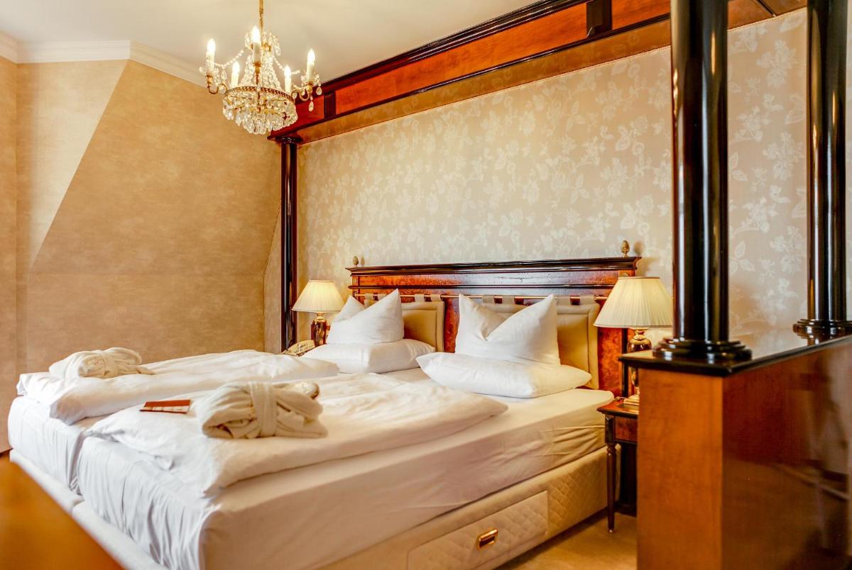 Ein Bett oder Betten in einem Zimmer der Unterkunft SEETELHOTEL Ahlbecker Hof das elegante Traditionshotel & ruhiger Rückzugsort an der Ostsee