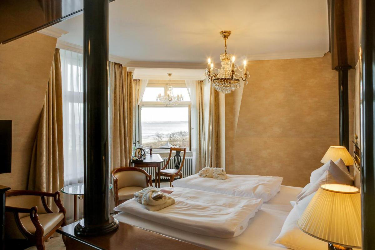 Ein Bett oder Betten in einem Zimmer der Unterkunft SEETELHOTEL Ahlbecker Hof das elegante Traditionshotel & ruhiger Rückzugsort an der Ostsee