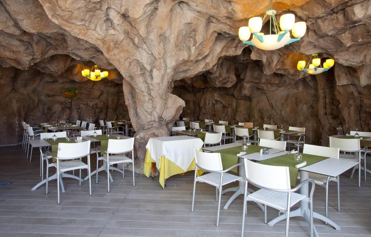 Un restaurante o sitio para comer en Adrián Hoteles Roca Nivaria