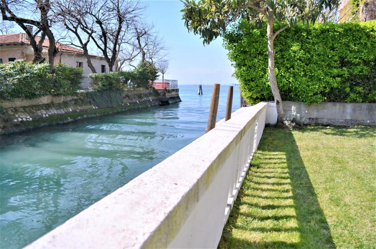 Villa Une, garden, beach and culture - Housity