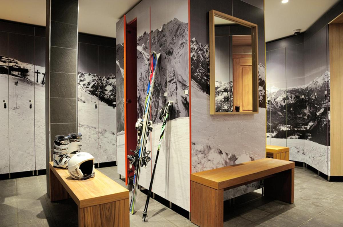 une pièce avec un banc et des skis sur un mur dans l'établissement Hotel Le Savoy, à Méribel 27 autres photos