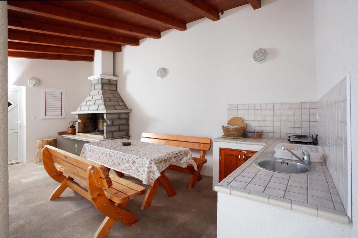 Apartments Tisno - Villa Mare - Housity