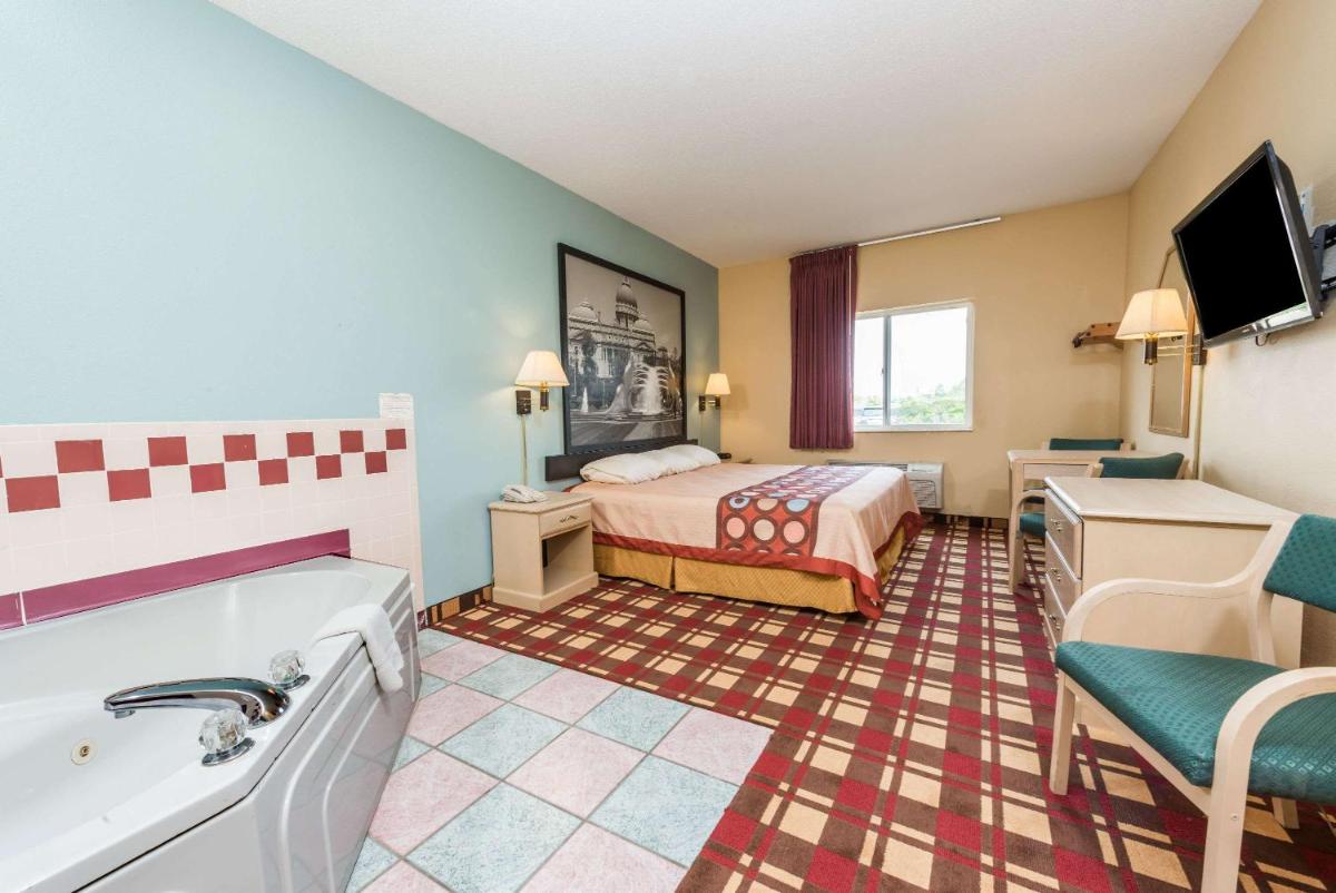 Super 8 by Wyndham Martinsville - Housity