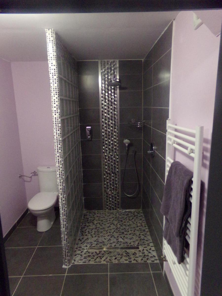 Salle de bains dans l'établissement Hôtel La Tente Verte