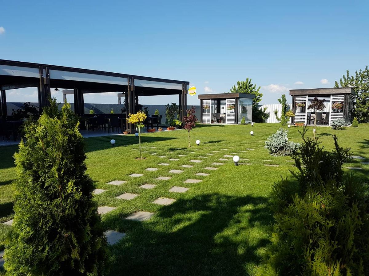 Mondrian Event & Garden - Housity