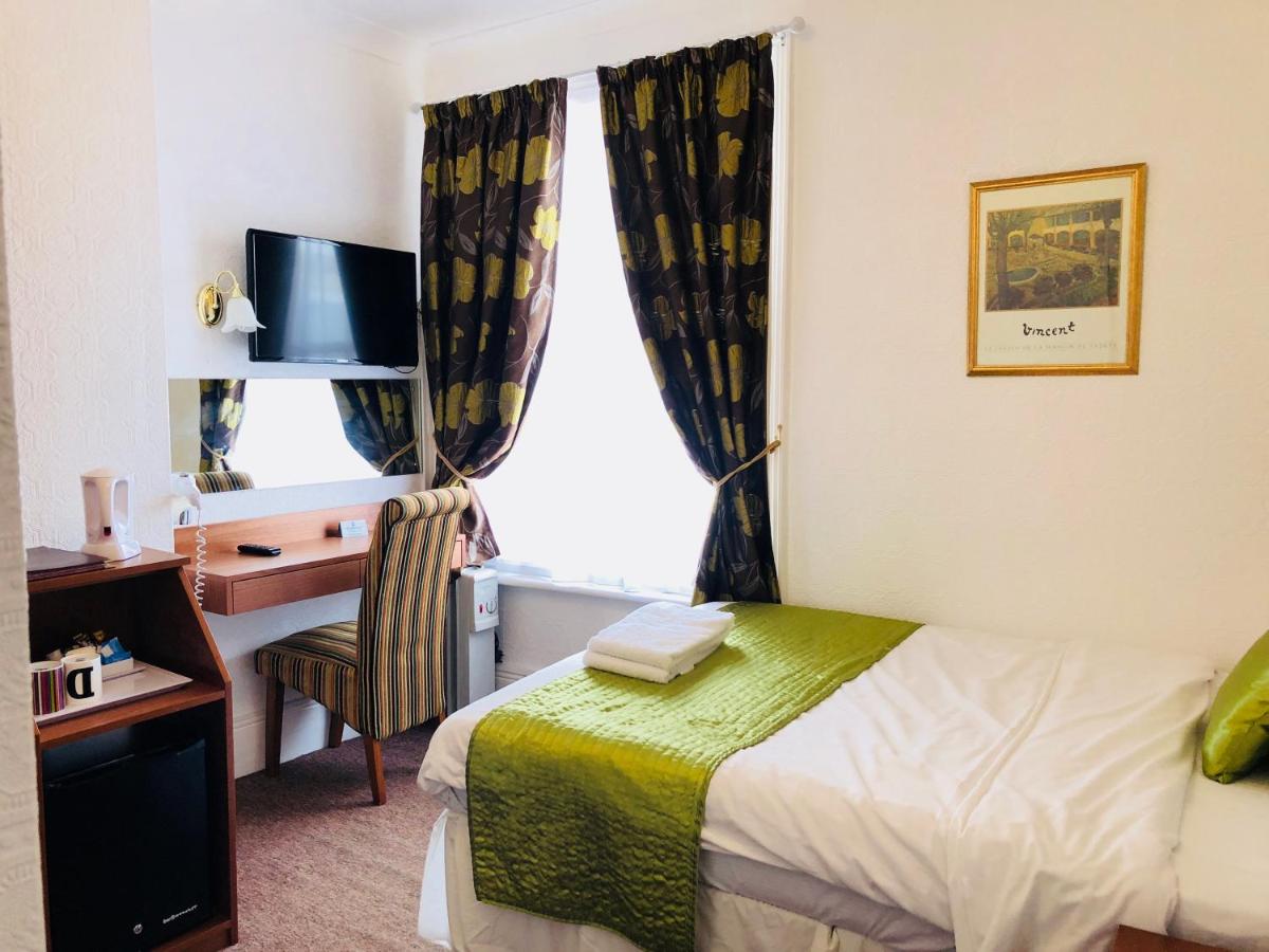 Ilfracombe House Hotel - near Cliffs Pavilion - Housity