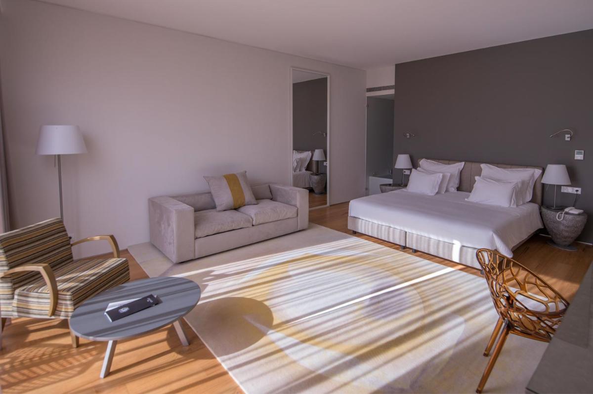 Uma cama ou camas num quarto em Torre de Gomariz Wine & Spa Hotel