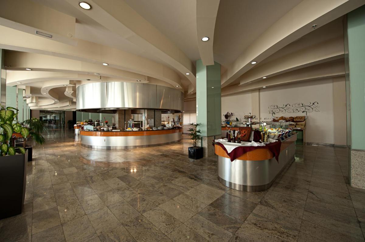 Un restaurante o sitio para comer en Hotel LIVVO Valle Taurito & Aquapark