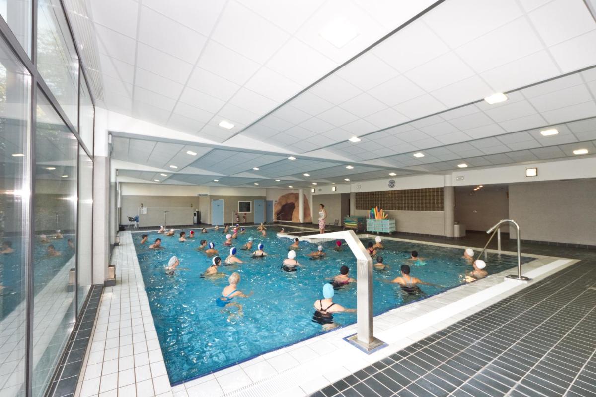 un groupe de personnes dans une piscine dans l'établissement Villa Thermae Thonon-Les-Bains, à Thonon-les-Bains