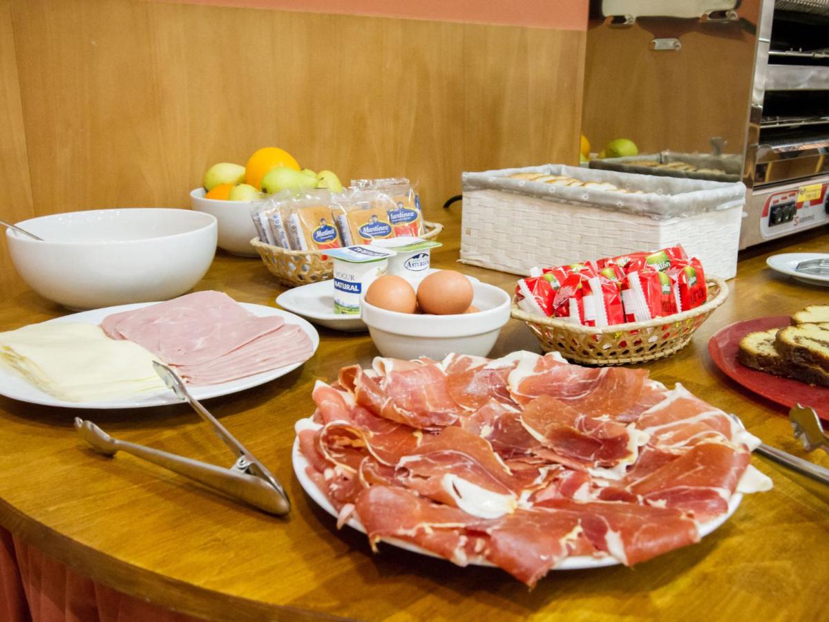 Comida en o cerca de este hotel