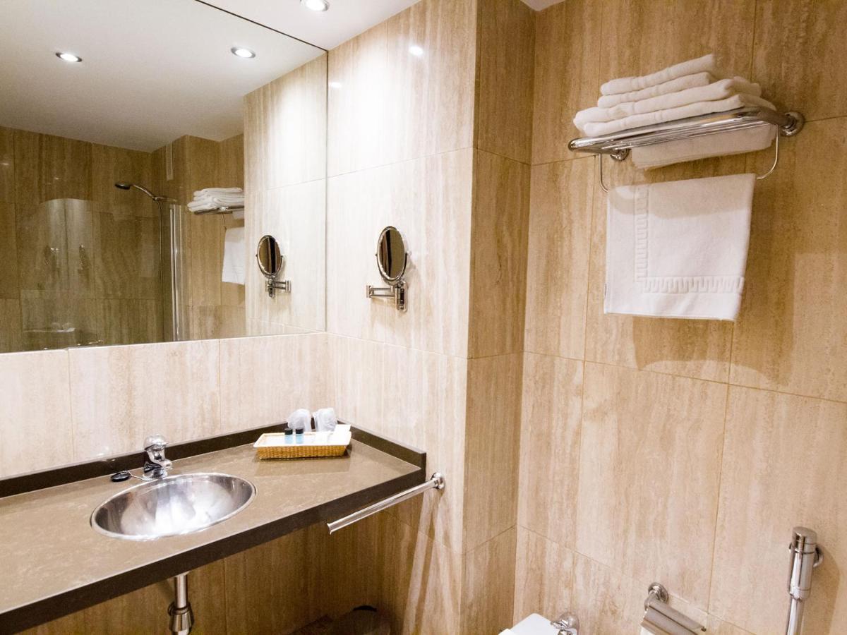 un baño con lavabo y ducha en Hotel La Estación de Luanco, en Luanco