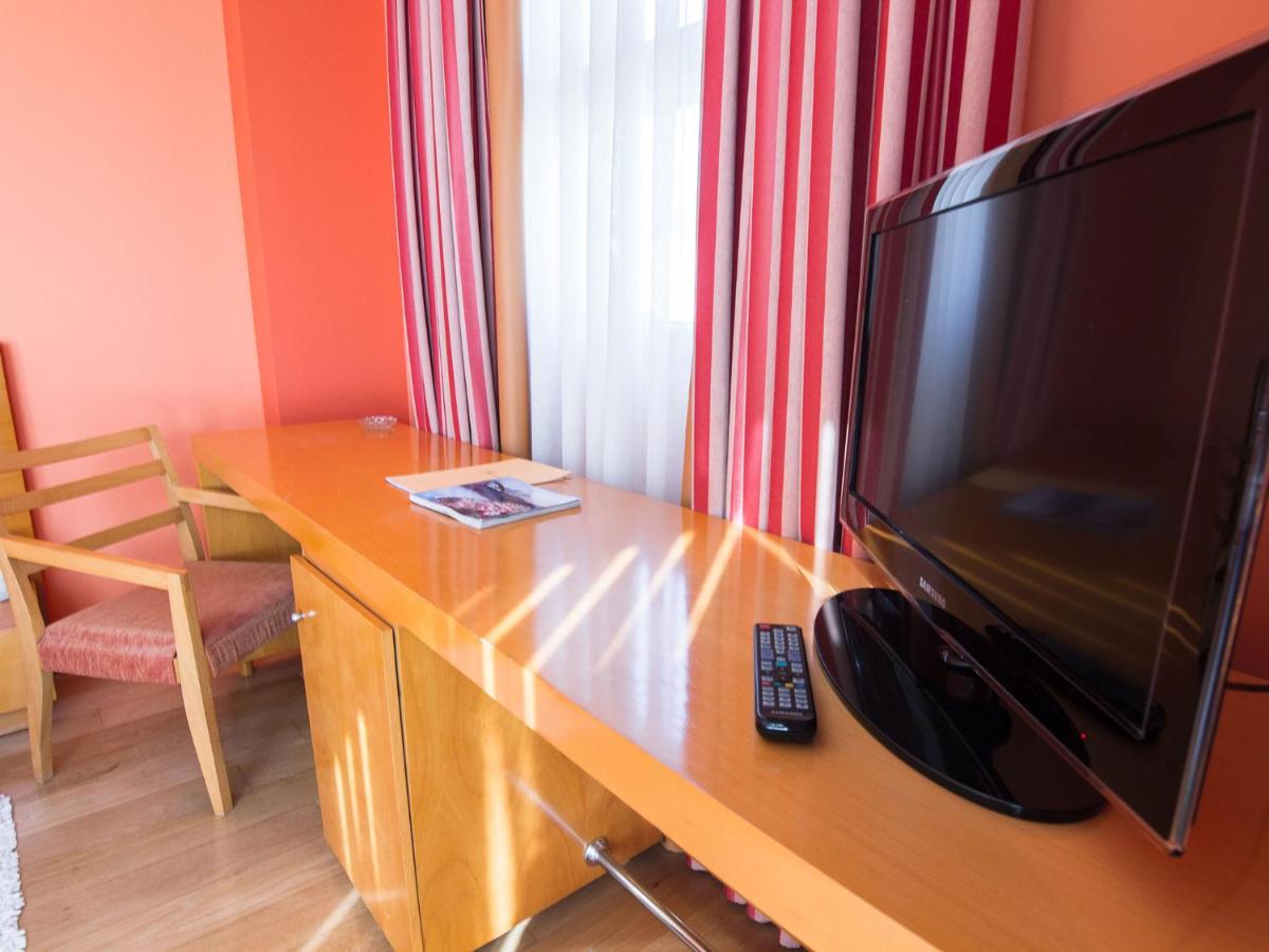 Una televisión o centro de entretenimiento en Hotel La Estación de Luanco