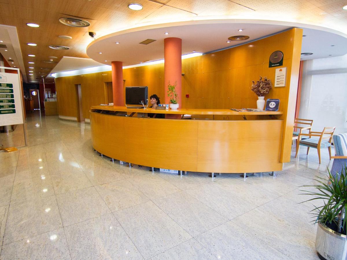 Un vestíbulo con mostrador de recepción en un edificio. en Hotel La Estación de Luanco, en Luanco 17 fotos más