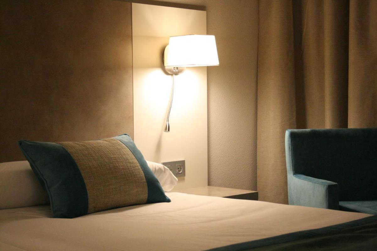 Cama o camas de una habitación en Hotel & Spa Real Jaca