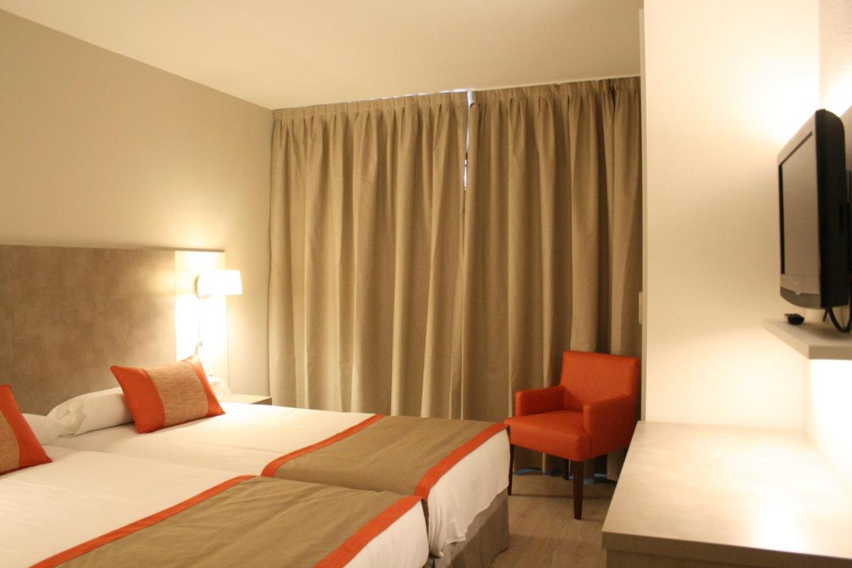 Una televisión o centro de entretenimiento en Hotel & Spa Real Jaca