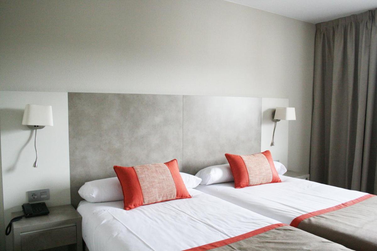 Cama o camas de una habitación en Hotel & Spa Real Jaca