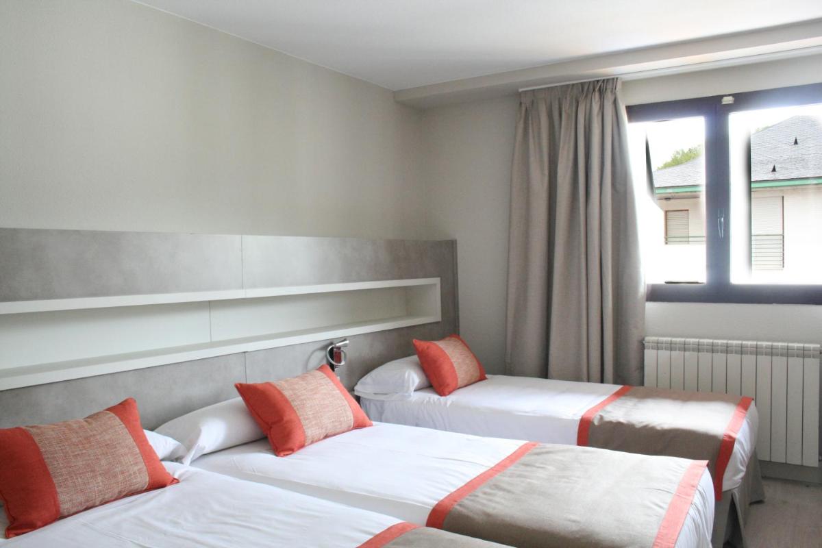 Cama o camas de una habitación en Hotel & Spa Real Jaca