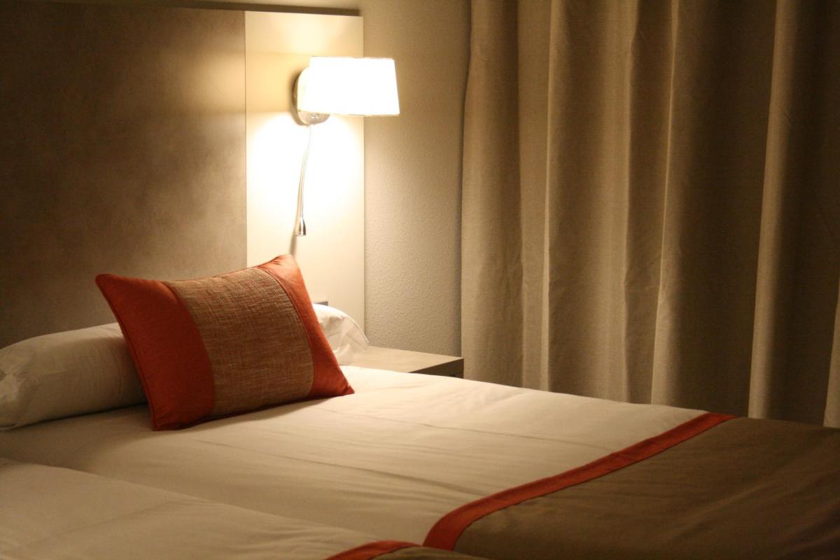 Cama o camas de una habitación en Hotel & Spa Real Jaca