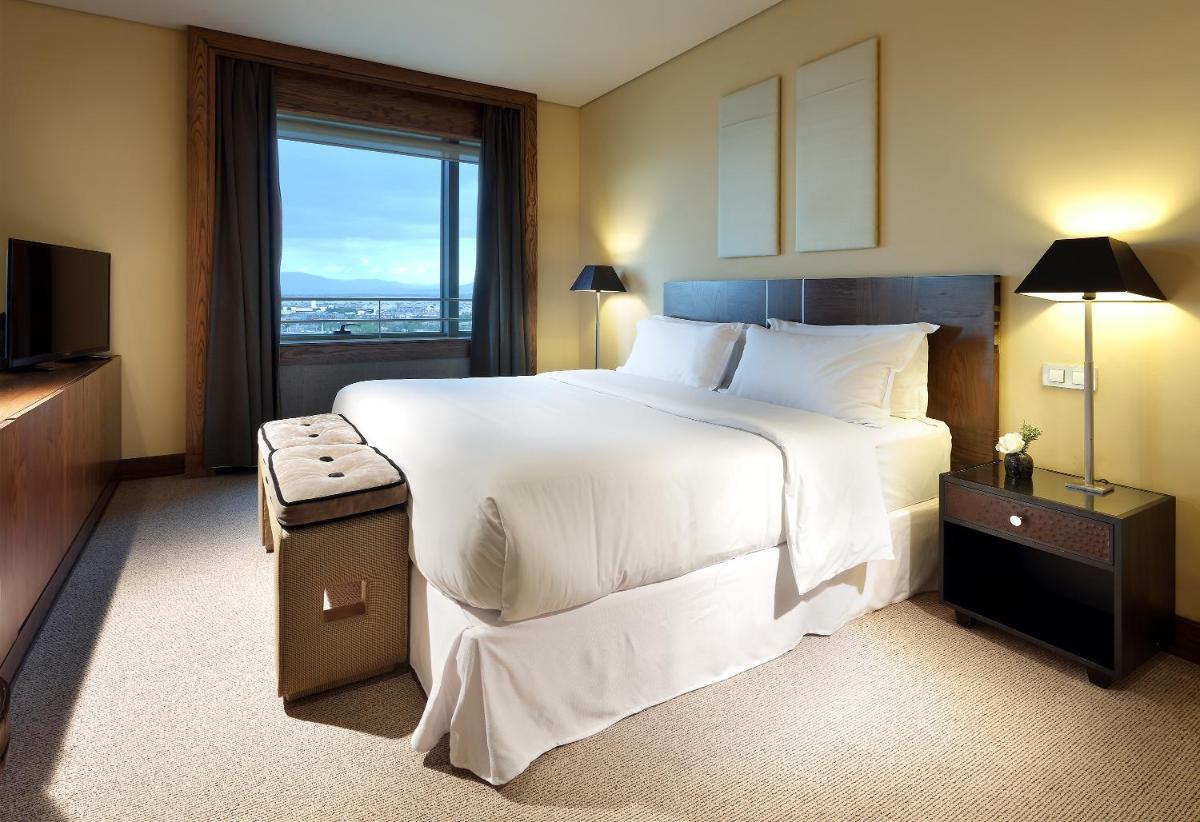 Cama o camas de una habitación en Eurostars Suites Mirasierra