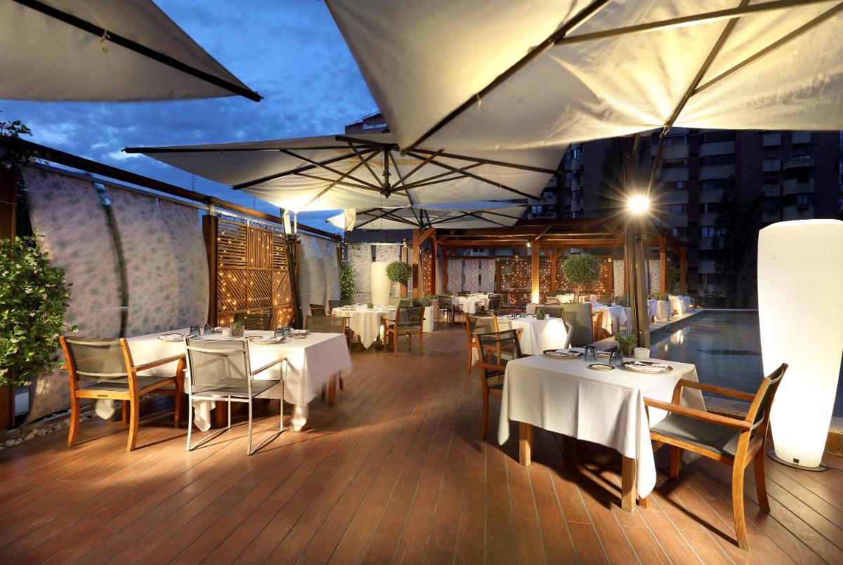 Un restaurante o sitio para comer en Eurostars Suites Mirasierra