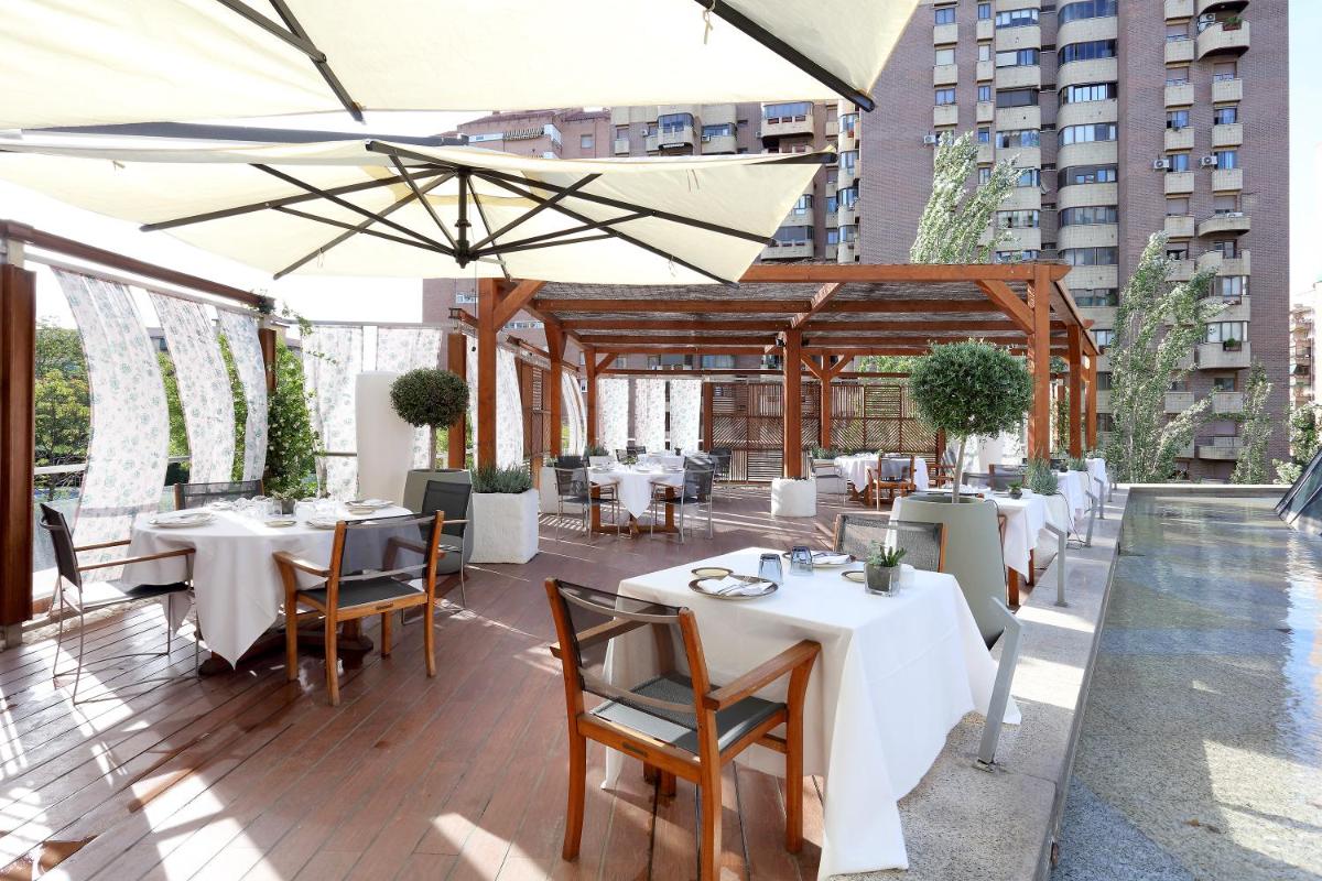 Un restaurante o sitio para comer en Eurostars Suites Mirasierra