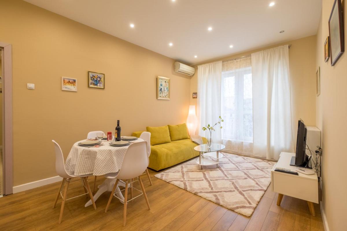 Suitetrails - Modern 2 Bedroom Apartment next to Vitosha Str.