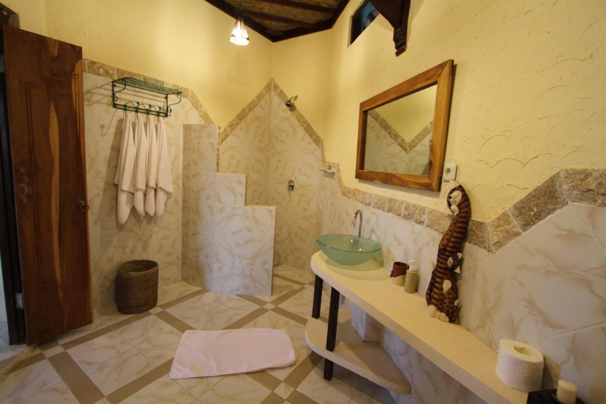 Hotel Uyah Amed Spa Resort - Housity