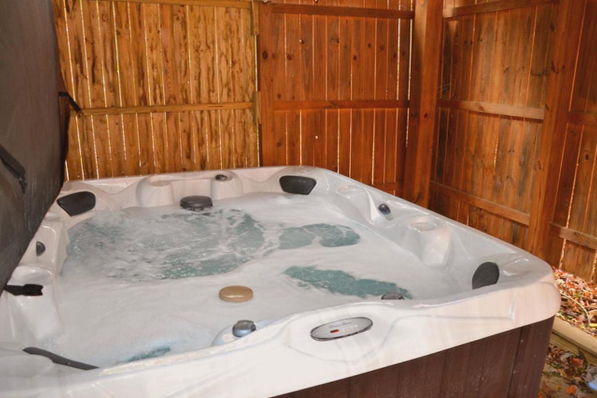 Hartman Hideaway Economy Cabin - Housity