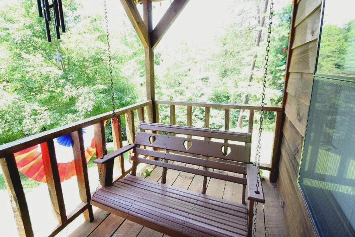Hartman Hideaway Economy Cabin - Housity