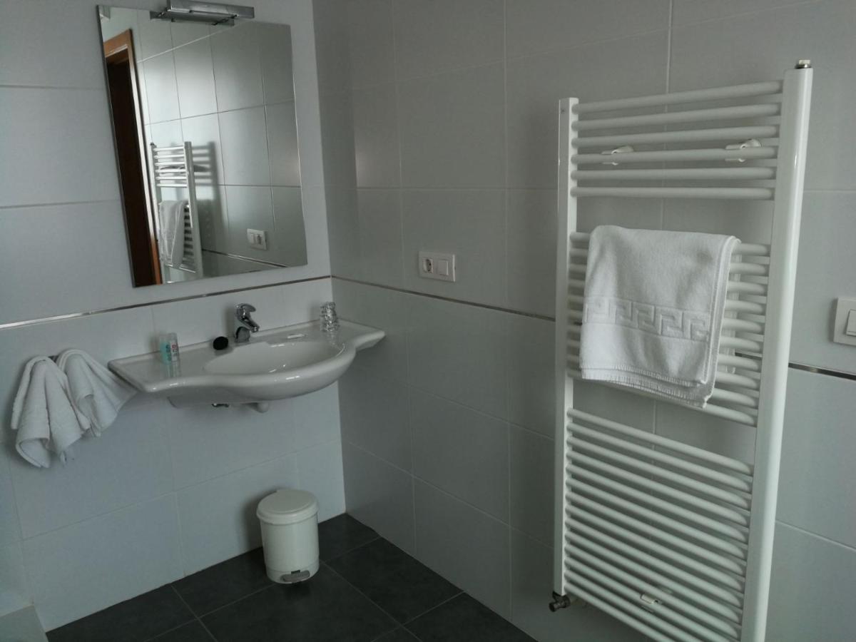Pension Restaurante La Bombilla - Housity