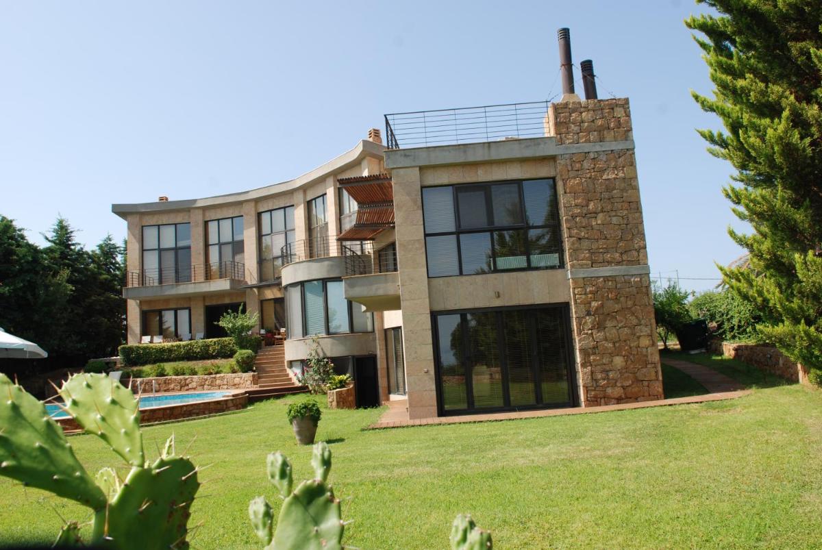 Castle on the edge of the sea - Housity