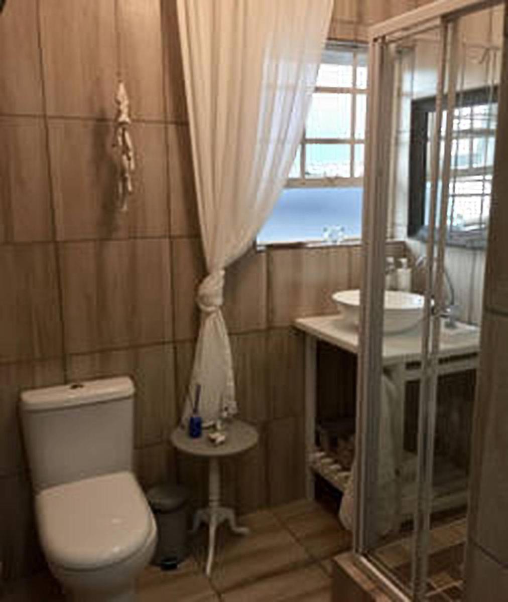 Wavey Beach Room - Housity