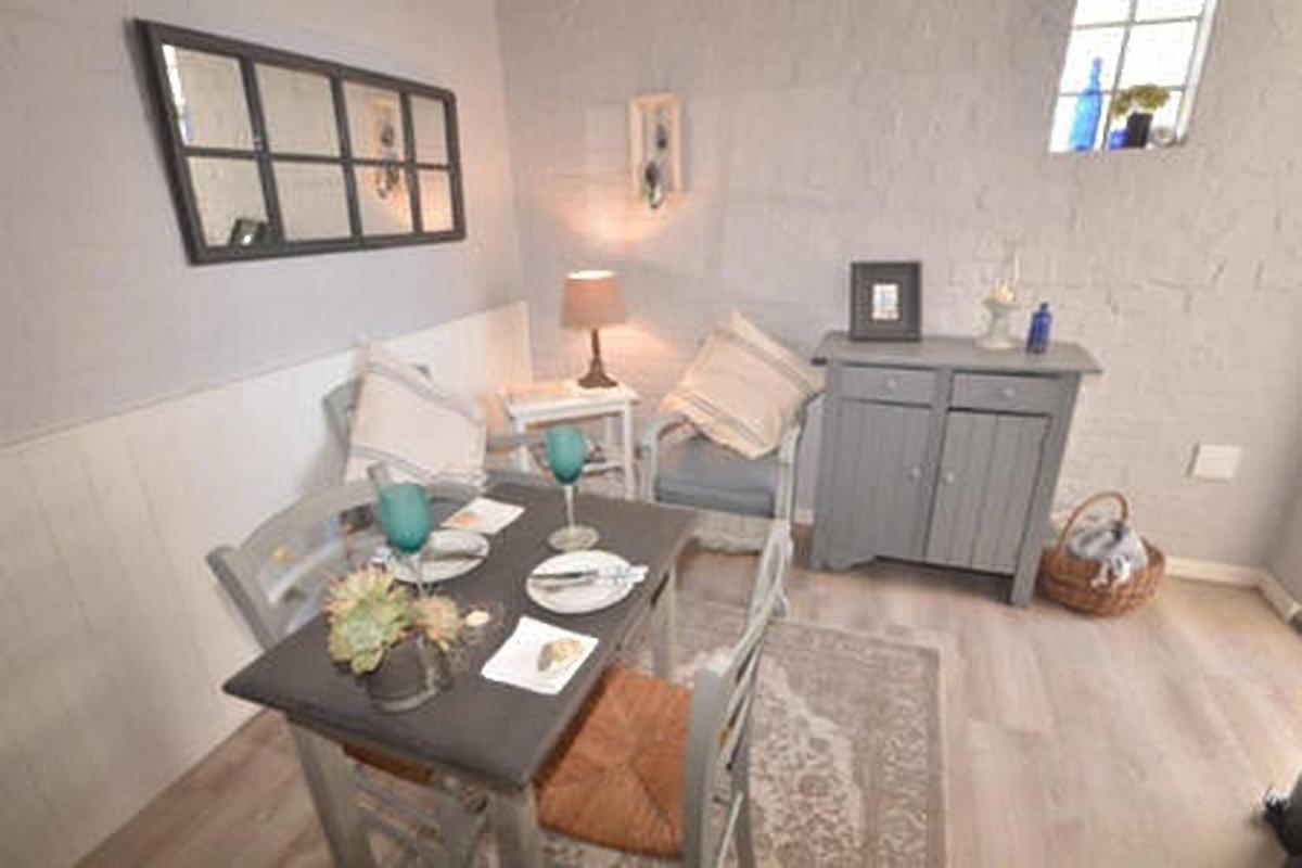 Wavey Beach Room - Housity